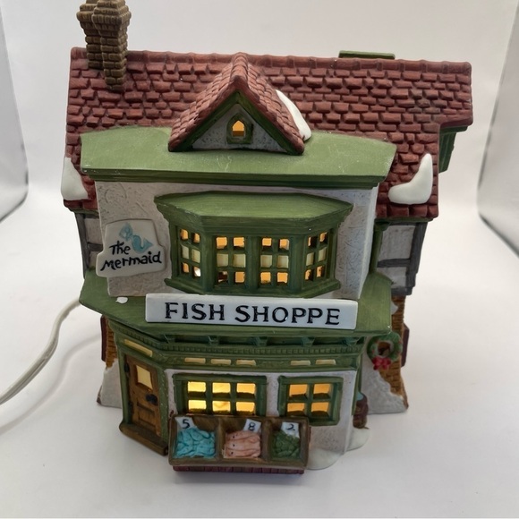 Dept.56 Dickens' Village Series "The Mermaid Fish Shoppe" #5926-9 w/light 1988 - Picture 1 of 8
